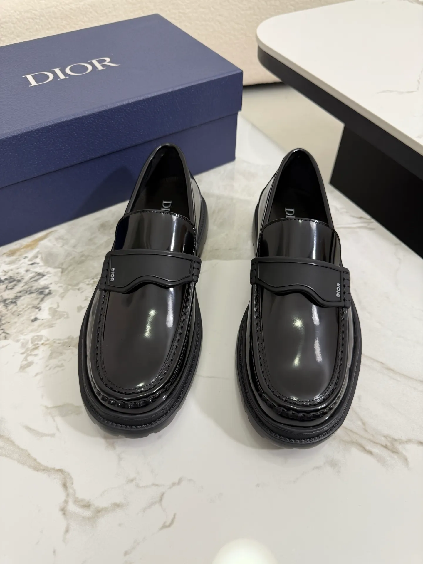 [ DIOR ] Top P: 820💰 ▪️Size: 39-44 (customized for 38.45) Top male leather shoes DIOR Dior combines high-quality materials and exquisite details. The imported cowhide leather upper is embellished with Gancio buckles, showing a luxurious style. Imported cattle. TP sole is light and flexible in texture
